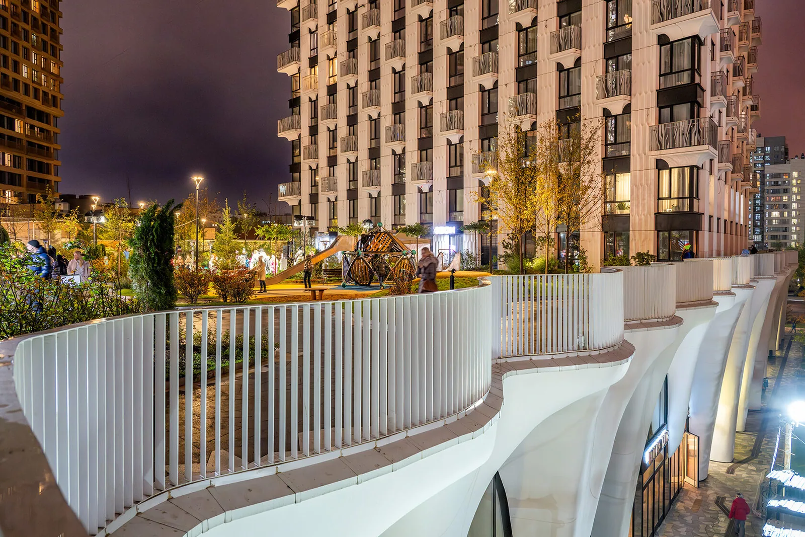 ЖК Wellton Towers, благоустройство и корпуса вечером